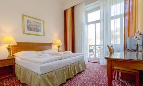 Karlove Vary pri sadoch a kolonádach: Pobyt v Hoteli Romania *** s raňajkami či polpenziou a wellness + sekt