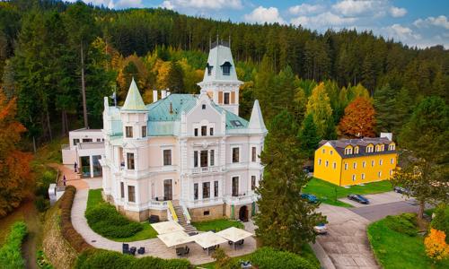 Karlove Vary: Zámocký pobyt v Chateau Cihelny **** s raňajkami či polpenziou, neobmedzeným wellness a masážou