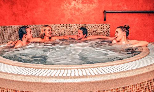 Krkonoše: Harrachov s výhľadom na skokanské mostíky v Pensione 7 s privátnym wellness, raňajkami či polpenziou