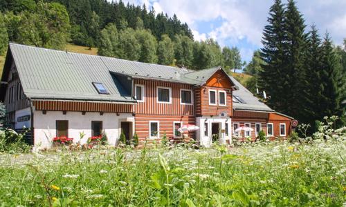 Krkonoše: Pec pod Sněžkou blízko lanovky na Sněžku a v obklopení atrakciami v Hoteli Tetřívek s polopenziou