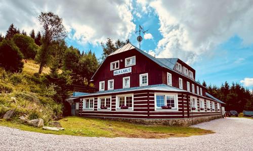 Krkonoše: Pec pod Sněžkou v Horskej roubenke a 3* hoteli Bílá labuť s polpenziou, bazénom a privátnym wellness