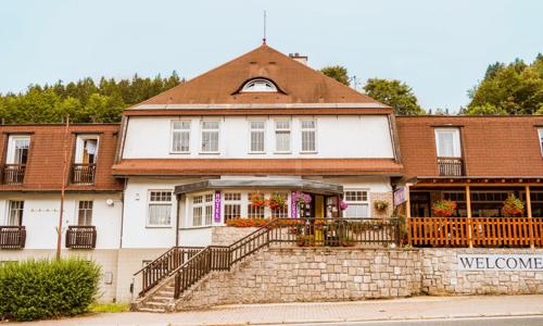 Krkonoše pri Janských Lázňach: Hotel Prom *** s raňajkami / polpenziou a neobmedzeným vstupom do bazéna