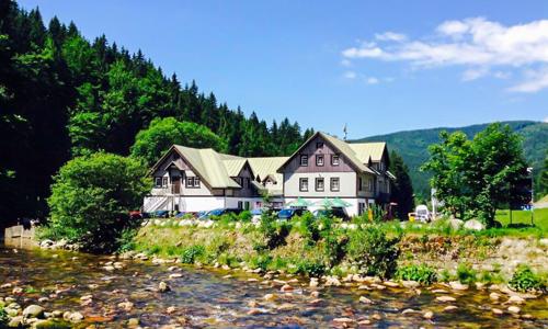Krkonoše: Špindlerův Mlýn blízko aquaparku v Hoteli Hradec *** s raňajkami či polpenziou + wellness a vírivka