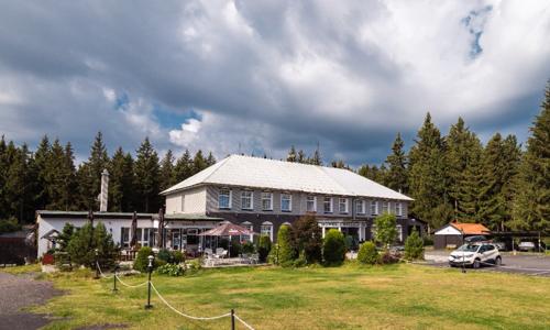 Krušné hory: Jáchymov blízko Božídarského rašeliniska v Hoteli Berghof *** s polpenziou + biliard a vyžitie