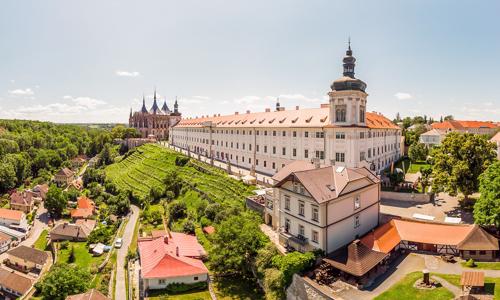 Kutná Hora s výhľadom na chrám sv. Barbory v dobovej Vile U Varhanáře *** s polpenziou a fľašou vína