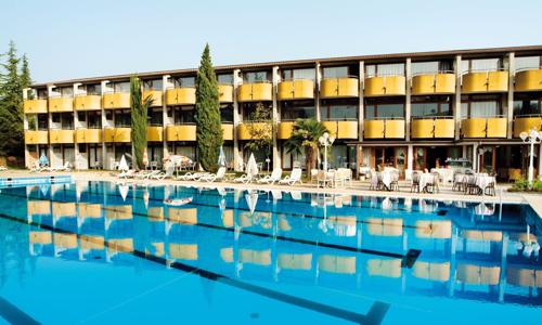 Letovisko Garda pri jazere a blízko zábavných parkov: Hotel Palme Complex *** s polpenziou a vonkajším bazénom