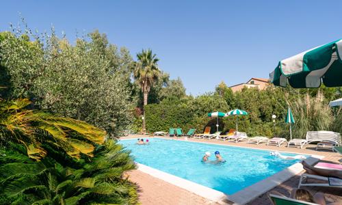 Ligúrská riviéra 1 km od mora: Loano v klimatizovanom apartmáne vo Ville Paola + vonkajší bazén a ihrisko