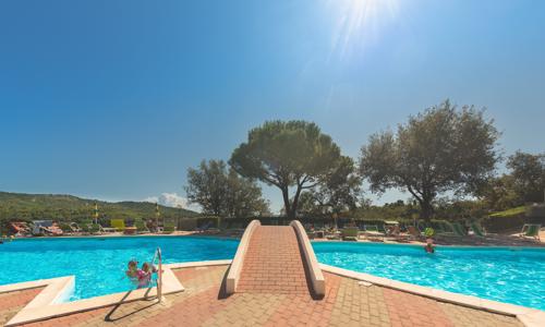 Ligúrska riviéra 2 km od pláže a blízko pamiatok: Dovolenka vo Villaggio Colombo s vonkajším bazénom + ihrisko