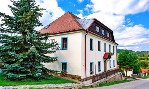 Lipno: Hotel Stará Škola na Šumavě s raňajkami, privátnym wellness, zapožičaním bicyklov + víno a múzeum
