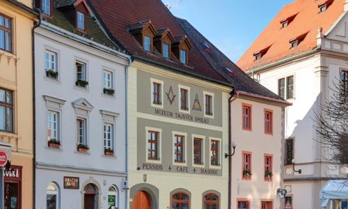 Loket pri Karlových Varoch s výhľadom na hrad v Pensione Masonic House **** s raňajkami/polpenziou + vstupenky