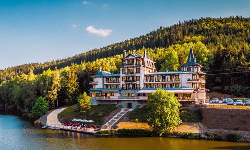 Luxusný relaxačný pobyt pri Karlových Varoch: 5* Retro Riverside Wellness Resort s raňajkami, wellness + masáž