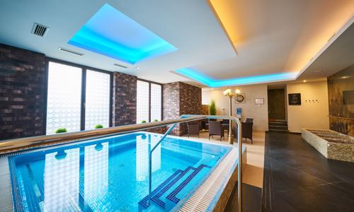 Mariánské Lázně: Luxusný Hotel Queens **** s neobmedzeným wellness centrom (bazén, vírivka, sauny) + polpenzia