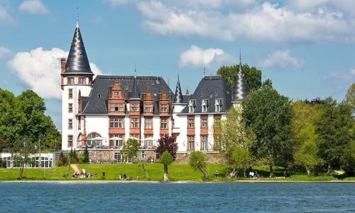 Nemecko pri jazere Müritz v zámockom Seehoteli Schloss Klink s raňajkami, krytým bazénom a saunovou zónou