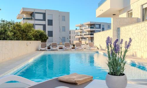 Ostrov Pag len 500 m od pláže v nových apartmánoch 4+2 v Meridian Pool Residences **** s privátnym bazénom