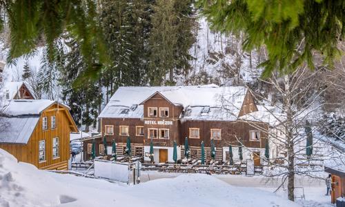 Pec pod Sněžkou 900 m od svahu v Hoteli Hvězda *** s polpenziou + welcome drink, úschovňa lyží a detský kútik