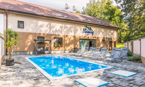 Pobyt 300 m od zámku Lednice v Penzióne Harmony s raňajkami, vonkajším bazénom a privátnym wellness + drink