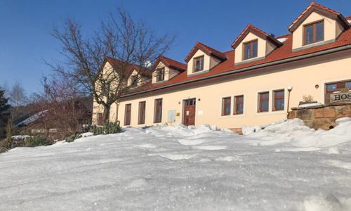 Pobyt blízko ZOO Dvůr Králové a bežkárskych trás v Penzióne Pod Vyhlíadkou s raňajkami, infrasaunou a vínom