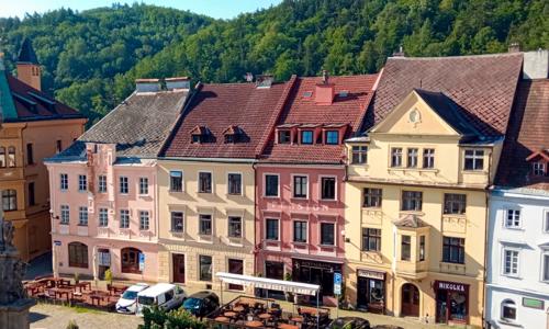 Pobyt len 120 m od hradu Loket v Penzióne Atmosféra *** s raňajkami/polpenziou, welcome drinkom a kávou