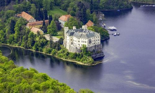 Pobyt (nielen) pre turistov pri Slapskej a Orlickej priehrade v retro Penzióne Dalmo s bazénom + raňajky
