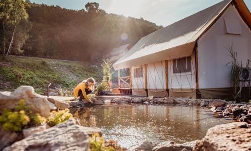 Pobyt pri Banskej Štiavnici a nádrži Počúvadlo v luxusnej chatke s terasou vo ForRest Glamping + raňajky