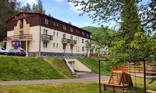 Pobyt pri CHKO Strážovské vrchy: Hotel Magura *** s raňajkami či polpenziou a vstupom do wellness + procedúry