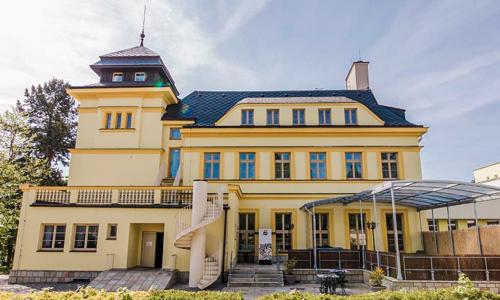 Pobyt pri Prahe: Palace Inn Hotel & Grill Restaurant **** s raňajkami + privátny vstup do wellness a Prosecco