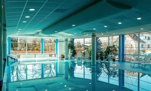 Pobyt pri skiareáli v Yura Hoteli Čeladná s polpenziou, neobmedzeným wellness a fitness + detský kútik a zľavy