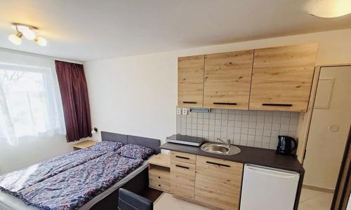 Pobyt pri Třeboni a rakúskych hraniciach: neKemp Štaindlův kopec s polpenziou či plnou penziou + parkovanie