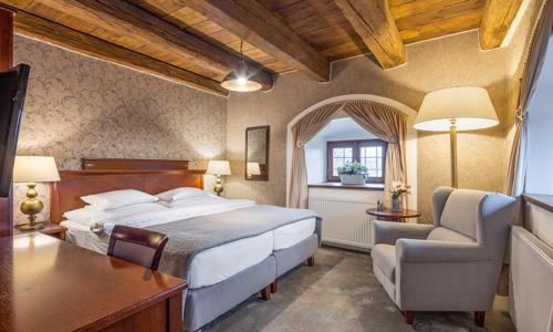 Praha: Romantický Pytloun Zámocký Hotel Ctěnice **** v izbe Deluxe s raňajkami, tapas a vstupmi na výstavy