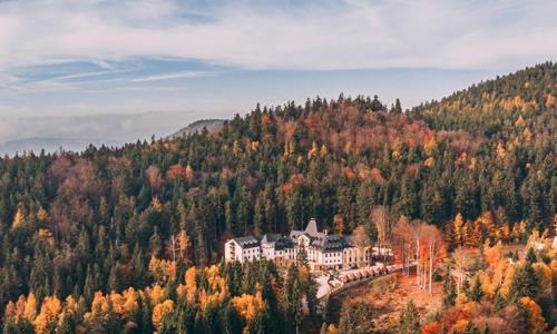 Relax na Karlovarsku: 4* Zámek Lužec Spa & Wellness Resort s polpenziou, bazénom a saunami + víno a procedúry