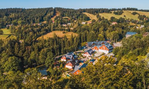 Relax v Jizerských horách: Jóga & Wellness Resort Uko s raňajkami/polpenziou + bazénom, vírivkou a 3 saunami