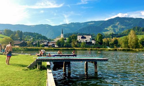 Salzbursko pri jazere a zámku: Penzión Rösslhof Goldegg s polpenziou a saunou + slovensky hovoriaci personál