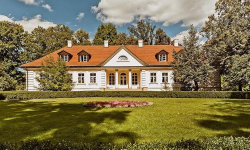 Štýlový pobyt 4 km od Krakova: Dwór w Tomaszowicach *** s raňajkami/polpenziou a zľavami do reštaurácií i zoo