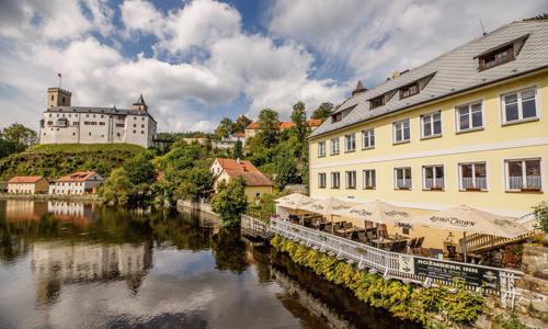 Šumava len 1 km od hradu Rožmberk v Penzióne Rožmberk Inn s raňajkami a fľašou vína + dieťa do 6 rokov zadarmo