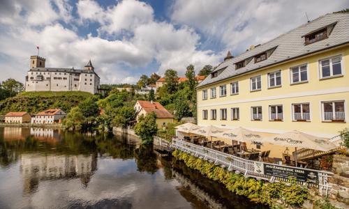 Šumava len 1 km od hradu Rožmberk v Penzióne Rožmberk Inn s raňajkami + fľaša vína alebo vstup na prehliadku