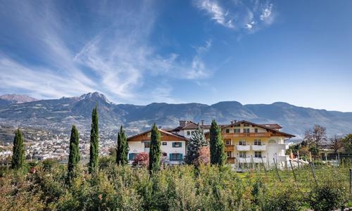 Tirolsko: Pobyt blízko Merana v Hoteli Landhaus Kristall **** s polpenziou, bazénom a saunami + zľavová karta