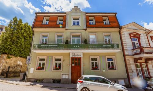 Trenčianske Teplice: Treehouse Apartments v štúdiu či apartmáne + vstup do nového wellness Wellmed so saunami