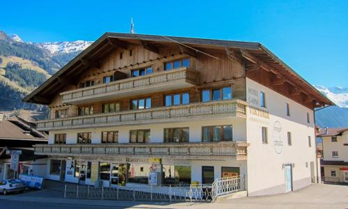 Údolie Zillertal neďaleko lanoviek v Hoteli Garni Viktoria s raňajkami či polpenziou + poukaz na bazény/saunu