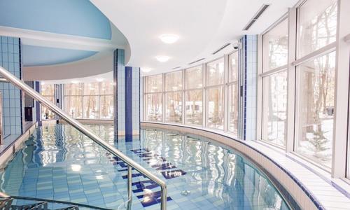 Ustronie Morskie 300 m od pláže v Hoteli Grand Kapitan Medi-SPA **** s plnou penziou + wellness a výlet loďou