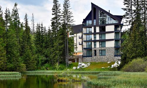 Vysoké Tatry priamo pri Štrbskom plese: Pobyt v Aplend Lake Resorte **** v štýlovom apartmáne pre 4 osoby