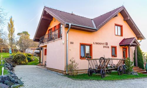 Vysoké Tatry: Vrbov v Penzióne Limbový dvor s raňajkami a zľavou do termálov a Tricklandie + víno, káva a čaj