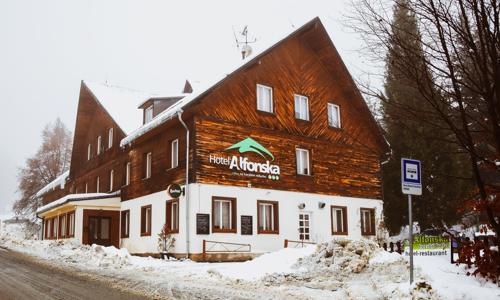 Západné Krkonoše pri lyžiarskom areáli: Dovolenka v 900 m n. m. v Hoteli Alfonska *** s polpenziou a nápojmi